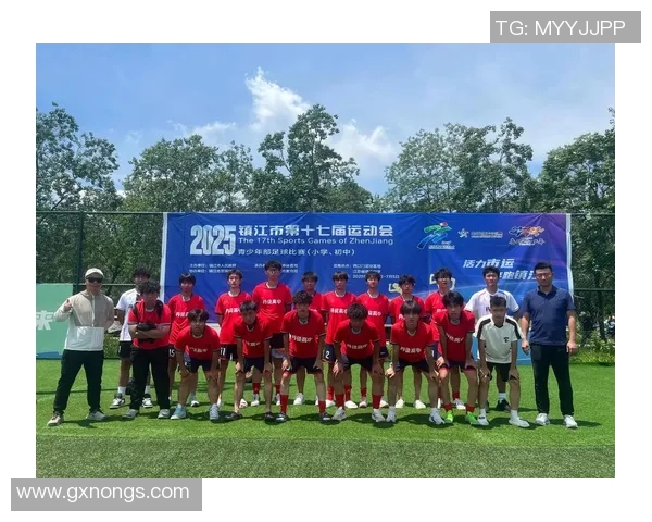 足球明星齐聚一堂的精彩合影瞬间回顾与分享